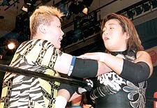 Kansai pins a grumpy Hotta in the corner from Nikkan Sports