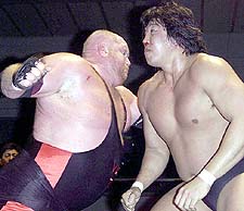 Vader kills Takayama with a lariat from Nikkan Sports